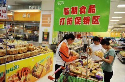 万州超市临期食品打折热，精明选购需擦亮双眼